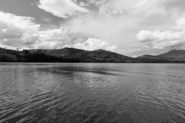 Bulutlu gökyüzü ile Kolombiya guavio rezervuar manzarası. Siyah beyaz fotoğraf.