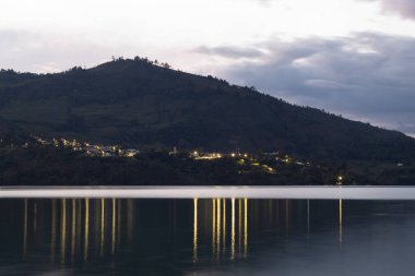 Kolombiya gachala toen guavio rezervuar göl kenarından ve güzel mor gün batımında And Dağları silueti ile görüldü