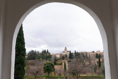 La alhambra sarayı ve generalife bahçeleri Arap mimari tarzıyla antik bir aralık penceresinden görülüyordu.