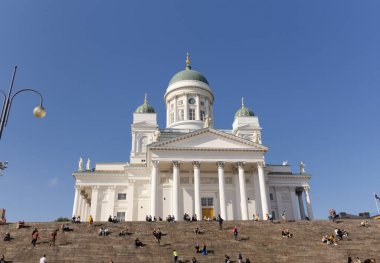 Güneşli bir günde Helsinki Katedrali