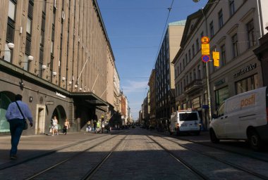 Güneşli bir öğleden sonra Helsinki City 'nin mimarisi ile tramvay yolu.