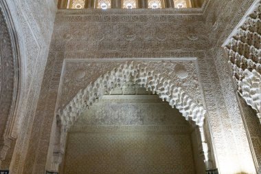 El Hambra Sarayı 'ndaki bir yay' ın mimari detaylarına yaklaş.