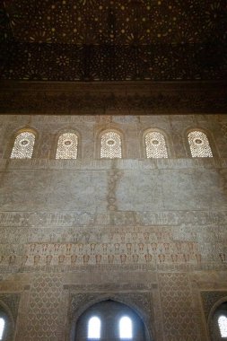 İslami mimari modellere ve Alhambra binasının içindeki pencerelere yakın. 