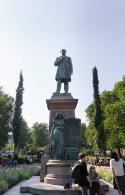 Johan Ludving Runebers heykeli, güneşli bir günde Slanadi Parkı 'ndaki Finli heykelin bakiresiyle birlikte.