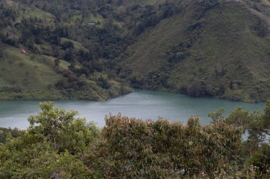 Yeşil kır arazisi dağlarının eteklerinde yeşil göl 