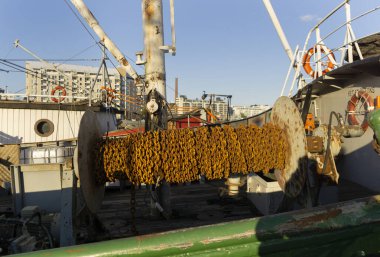 Güneşli bir günde Helsinki limanında terk edilmiş bir balıkçı teknesi.