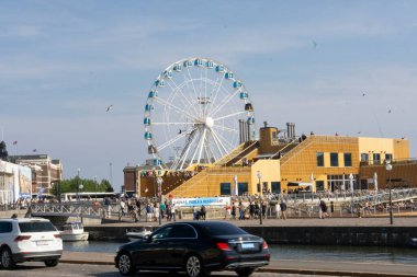Helsinki gökyüzü tekeri güneşli günbatımında mavi gökyüzü arka planda