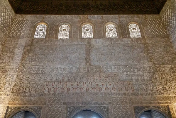 Όμορφη Ισλαμική Αρχιτεκτονική Αντίκα Στυλ Μέσα Στο Παλάτι Αλάμπρα — Φωτογραφία Αρχείου