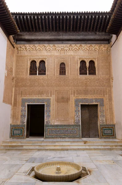 Comares Παλάτι Μικρή Εσωτερική Αυλή Μια Γραμματοσειρά Και Ισλαμική Αρχιτεκτονική — Φωτογραφία Αρχείου
