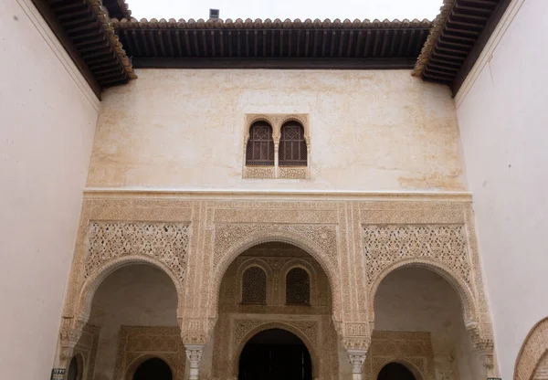 Όμορφη Αραβική Αρχιτεκτονική Λεπτομέρειες Μέσα Comares Παλάτι Μικρή Αυλή — Φωτογραφία Αρχείου