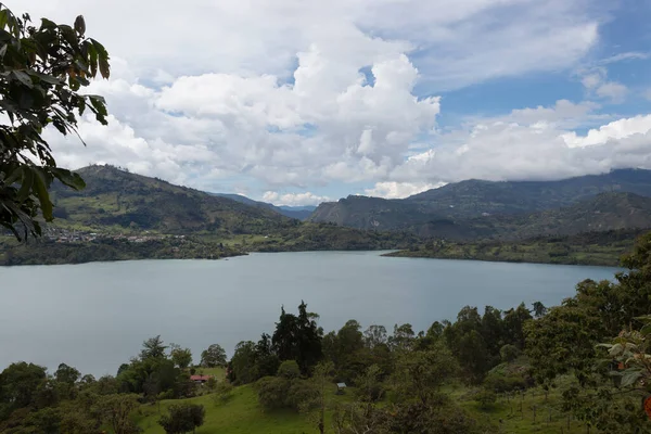 Kolumbianische Guavio Stausee Landschaft Mit Anden Gebirge Und Blauem Bewölkten — Stockfoto