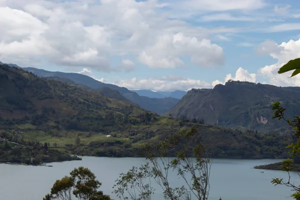 Belas Montanhas Andinas Colombianas Paisagem Lago Reservatório Dia Ensolarado Azul — Fotografia de Stock