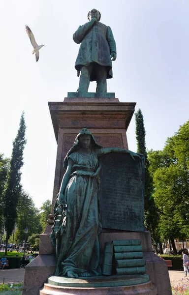 Monumento Alla Statua Johan Ludvig Runeberg Con Fanciulla Della Statua — Foto Stock