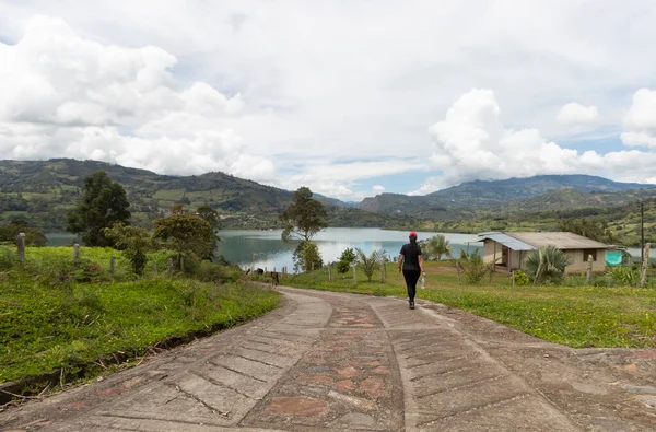 Giovane Donna Che Cammina Strada Rurale Con Lago Paesaggio Montagne — Foto Stock