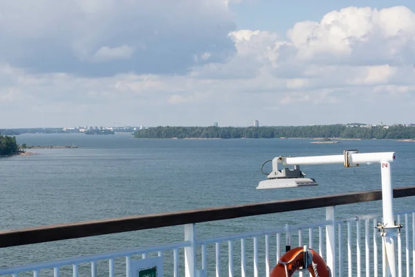 小さな島とクルーズ船の机から見た背景に近代的な建物とタリンベイエリアの海の風景 — ストック写真
