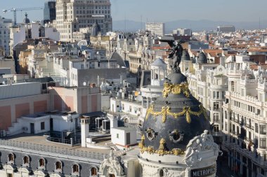 Metropolis 'in tepesinde kubbe ve heykel meleği olan güzel Madrid Günbatımı şehri.