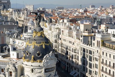Metropolis Kubbesi ve melek heykeli. Arka planda Madrid manzarası var.