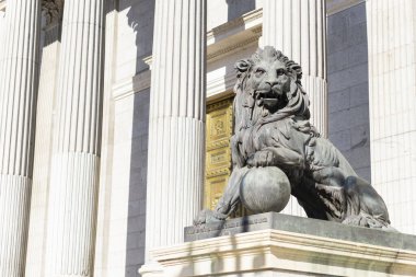 Madrid Kongre Binası 'nın girişinde bronz koruyucu aslan heykeli