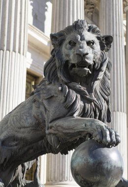 Madrid Kongre Binası 'ndaki aslan bronz heykeline yakın.