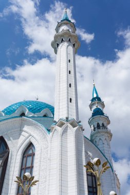Kremlin Kazan Camii 'nin minarelerine ve beyaz cephesine yakın.