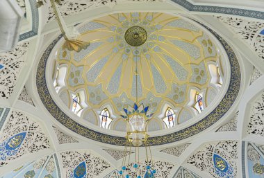 Kazan Kremlin olarak bilinen Qol Sarif Kubbesi 'nin içindeki güzel Arap desenleri ve ana lamba.