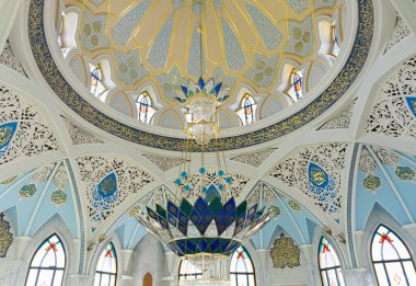 Qol Sarif cami kubbesinin güzel iç detayları. Güzel bir lamba ve Arapça desenli.
