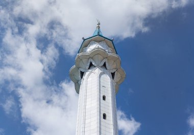Arkaplanda mavi gökyüzü ve yay pencereli Qol Sarif minaresine yakın