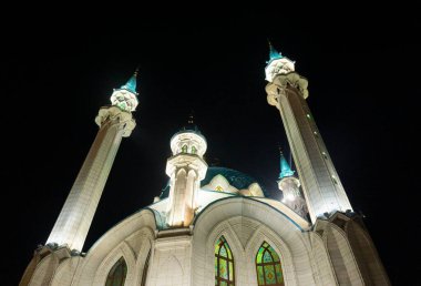 KAZAN, RUSSIA - 23 HAZİRAN 2018 Bir Qol Sarif kubbesi ve minareleri gece aydınlatma