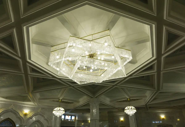 Όμορφη Διαμάντι Και Γεωμετρικά Σχέδια Του Λάμπα Οροφής Μέσα Qol — Φωτογραφία Αρχείου