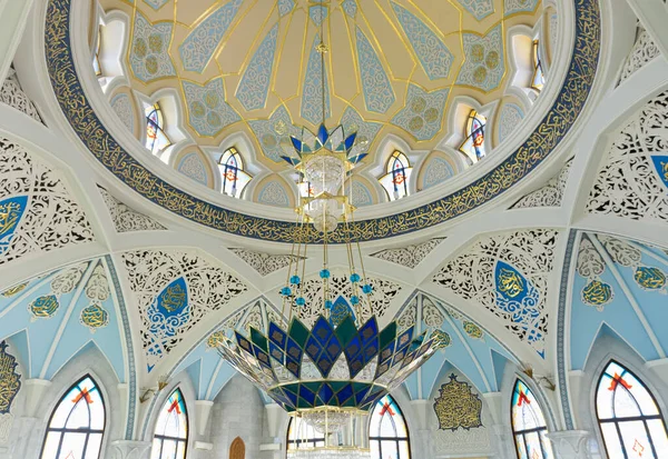 Όμορφη Εσωτερική Λεπτομέρειες Του Qol Sarif Τέμενος Θόλος Όμορφο Λαμπτήρα — Φωτογραφία Αρχείου