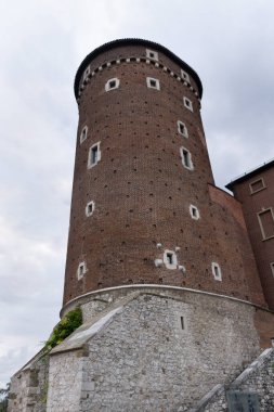 Wavel Şatosu 'nda arka planda mavi gökyüzü bulunan antik bir sandomierska kulesine yakın.