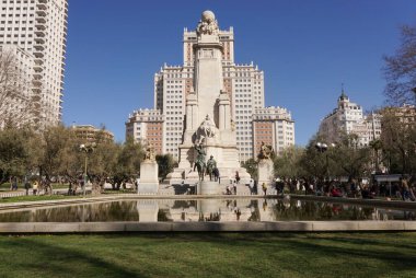 Güneşli bir günde Cervantes İspanyol yazar anıtı