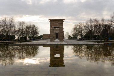 Güneşli sonbahar günbatımında Watter yansıması olan debod tapınağının ön görüntüsü