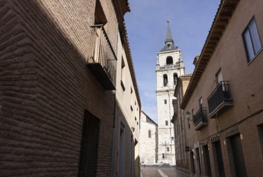 Papaz Katedrali 'nin çan kulesi güneş ışığıyla aydınlandı. Alcala de Henares caddesinden görüldü.