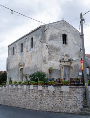 San Gaetano Chiesa ya da San Gaetano Kilisesi güneşli bir günde şehir merkezinde.