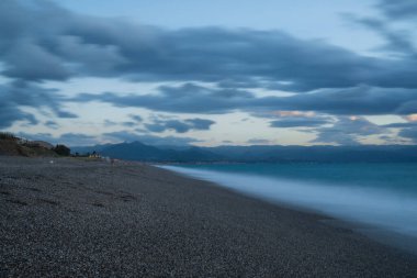 Sersemletici milazzo sisli manzara bulutlu gökyüzü ile alacakaranlıkta uzun süre çekim 