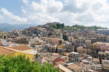 Güneşli bir günde tipik evlerin balkondan göründüğü Sicilya milazzo şehri manzarası.