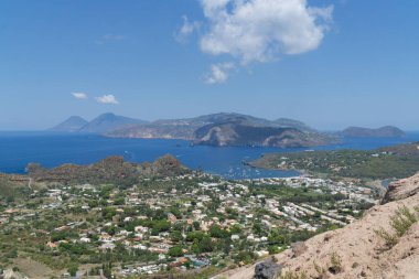 Volkan adası şehri ve Sicilya adası güneşli bir günde volkandan izleniyor.