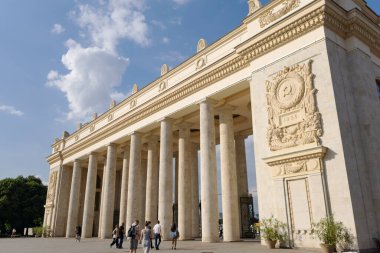 Gorky Park güzel ana giriş yapısı ile turist ve mavi gökyüzü arka planda