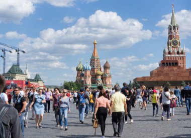 Kremlin Meydanı 'nda güneşli bir günde turist ve manzaralı binalar