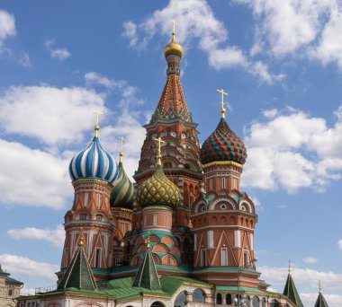 Ortodoks kırmızı kare kilise renkli kubbeler arkasında mavi gökyüzü
