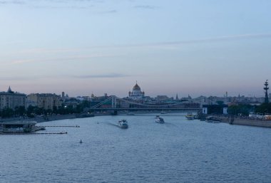 Moskva Nehri mavi alacakaranlık manzarası turistik tekneler ve İsa 'nın kurtarıcı kilisesi arka planda