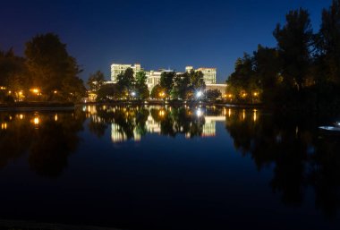 Tsentral 'in nyy Komitet Binası Moskova' nın Gece Su yansımaları