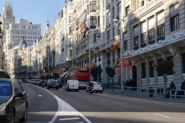 Gün batımının güneşli olduğu şehir merkezinde, Madrid 'in ortasındaki otoyol trafik sahnesinden Gran