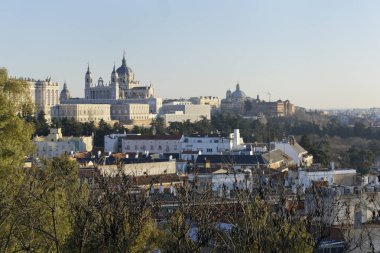 Madrid kraliyet sarayı güneşli günbatımında manzara