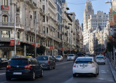 Öğlen iş saatinde otoyol üzerinden Granan 'da trafik