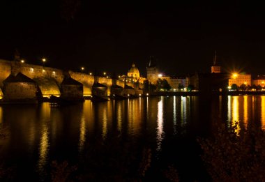 Ünlü Charles Köprüsü Vltava Nehri ve Prag Kalesi 'nin arka planında
