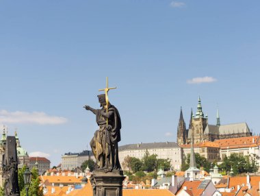 Vaftizci Barok John, arka planda Prag Kalesi ve Charles Köprüsü 'nde heykel.