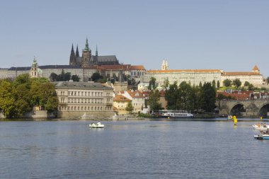 Vltava nehir manzarası Prag kalesi ve tarihi binalar arka planda