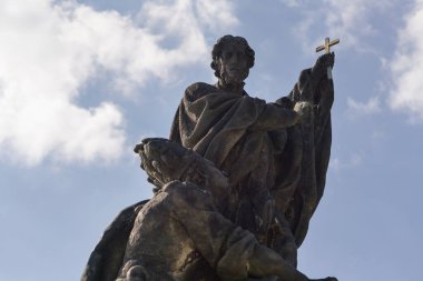 Arka planda mavi bulutlu gökyüzü olan Saint Francis Xavier Barok heykeline yakın.